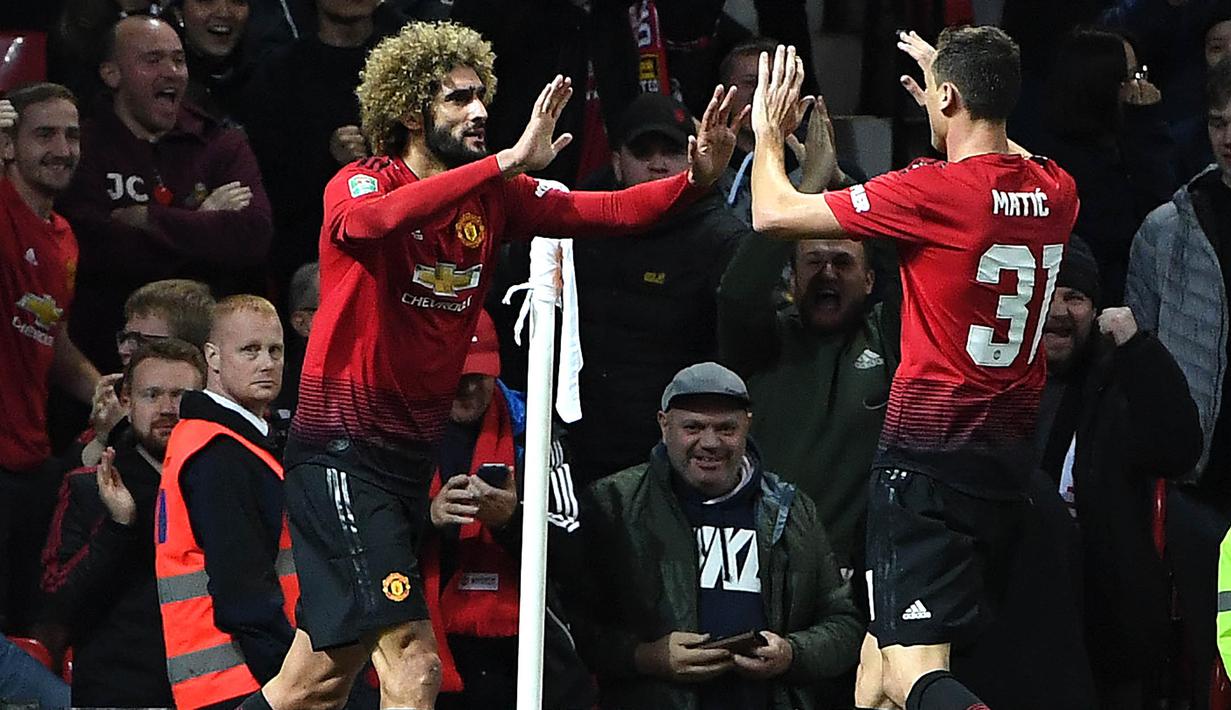 Gelandang Manchester United, Marouane Fellaini, melakukan selebrasi usai membobol gawang Derby County pada Piala Liga Inggris, di Stadion Old Trafford, Rabu (26/9/2018). Manchester United takluk adu penalti 9-10 (2-2) dari Derby County. (AFP/Paul Ellis)