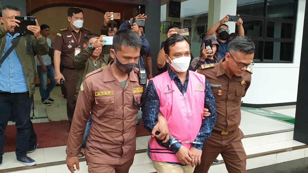 Tersangka K, Kepala Desa Karyasari, Kecamatan Cibalong, Garut, hanya tertunduk malu setelah diringkus petugas Kejari Garut, dalam dugaan korupsi sejumlah dana desa (DD).(Liputan6.com/Jayadi Supriadin)
