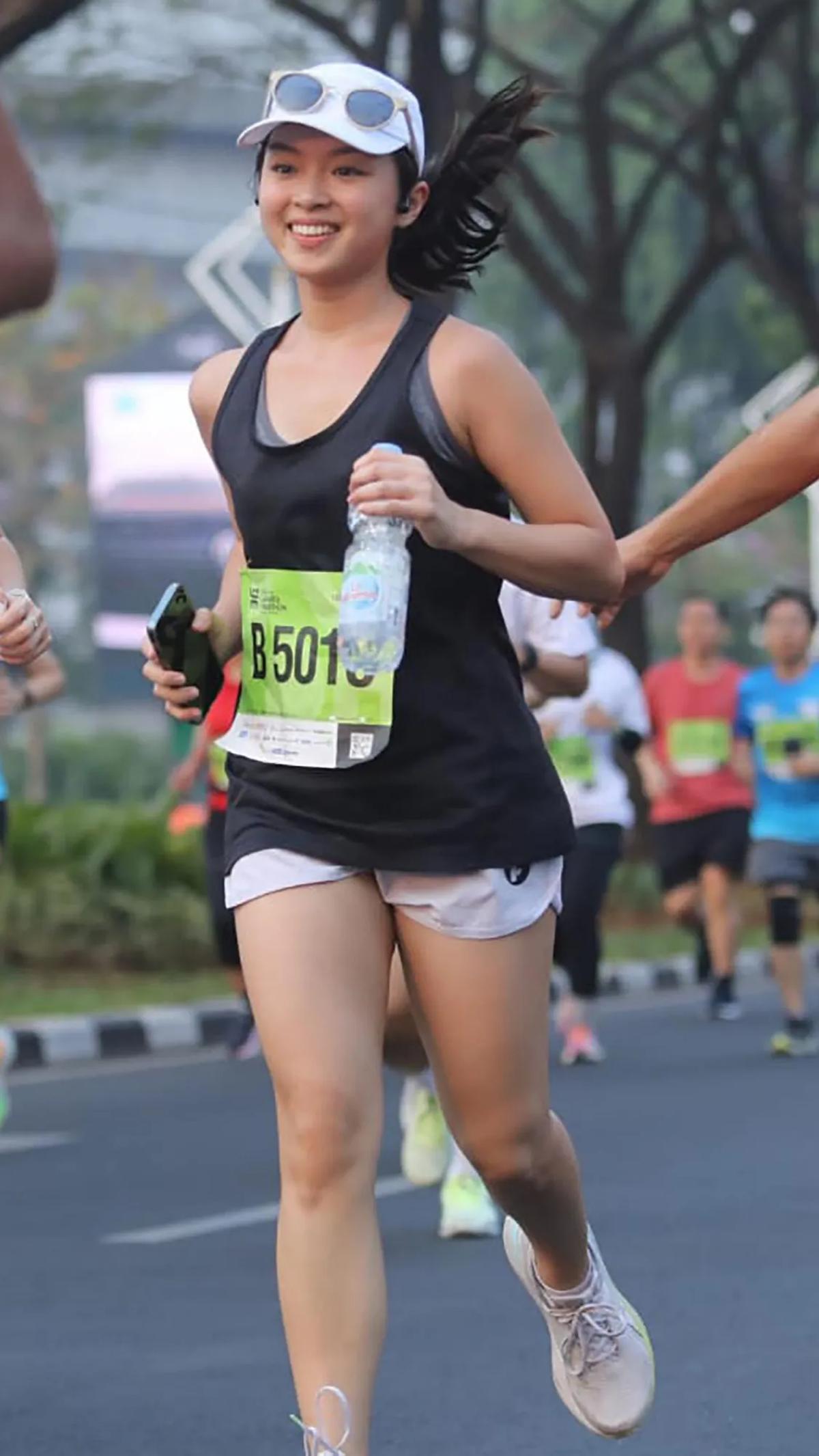 Salah satu peserta saat mengikuti Hibank Jakarta Marathon 2023  yang melakukan start dan finish di Plaza utara,  Gelora Bung Karno (GBK), Jakarta Pusat,  Minggu (22 /10/2023).