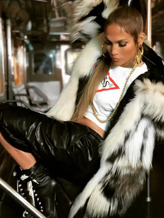 Wanita yang akrab disapa JLo ini sungguh dermawan di balik parasnya yang cantik. Ia berjanji memberikan sumbangan kepada para korban saat berada di konferensi pers bersama dengan gubernur New York, Andrew Cuomo. (Instagram/Jlo)