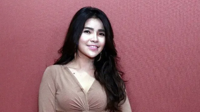 Gara-gara single 'Gadun Blewer' yang makin hits, Angelibi sempat mengalami pengalaman unik. Ia pernah digoda oleh om-om.