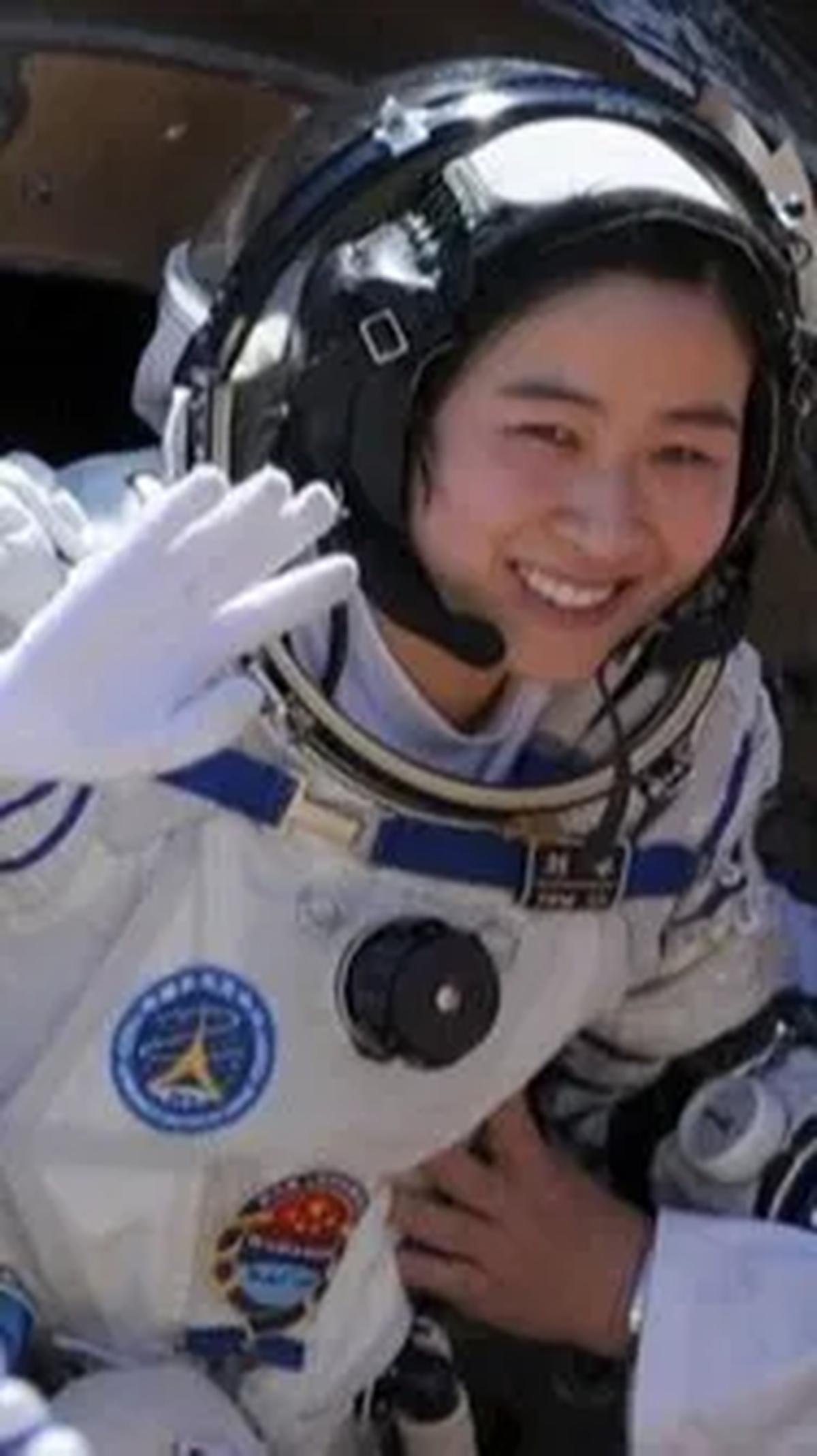 Berikut desain pakaian astronot NASA versi AI