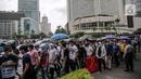 Ratusan imigran Afghanistan jalan kaki menuju Kedubes Kanada di Jakarta, Senin (13/12/2021). Dengan membawa spanduk dan poster, mereka menuntut UNHCR dan IOM segera memproses penempatan mereka ke negara tujuan seperti Kanada, Australia, Selandia Baru maupun AS. (Liputan6.com/Faizal Fanani)