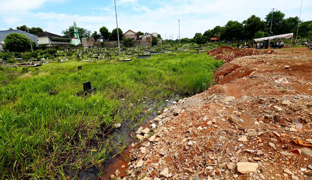 Suasana salah satu Tempat Pemakaman Umum (TPU) yang ada di Jakarta pada Rabu (5/11/2025). Kondisi serupa juga terjadi di Jakarta Barat yang memiliki 13 TPU, di mana 11 telah penuh. (Kapanlagi.com/Budy Santoso)