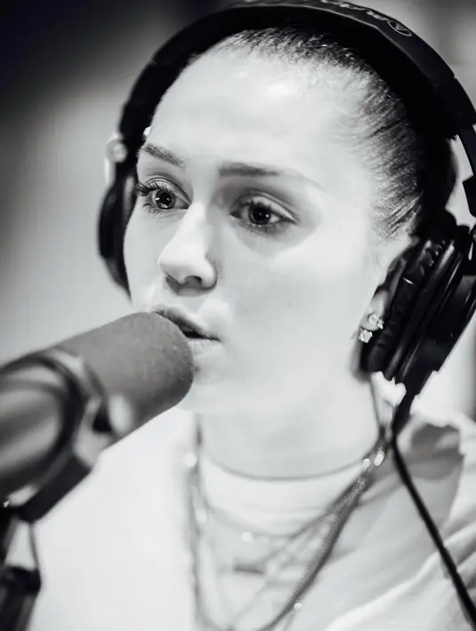 "Biasanya kami memintanya untuk bernyanyi dan ia pun melakukannya!" ujar istri Chris Hemsworth tersebut. (instagram/mileycyrus)