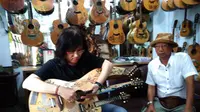 Hasil karya I Wayan Tuges, seniman gitar asal Bali, banyak digunakan oleh musikus dunia. (Liputan6.com/Dewi Divianta)