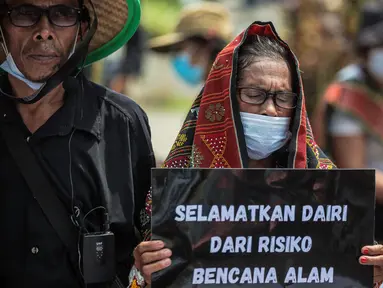 Sejumlah orang yang tergabung dalam warga Dairi Sumatera Utara menggelar aksi di depan Kedutaan Besar China di Jakarta, Rabu (24/8/2022). Dalam aksinya mereka menolak tambang di daerah Dairi dikarenakan dapat membahayakan lingkungan serta jiwa penduduk sekitar. (Liputan6.com/Faizal Fanani)