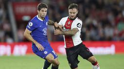 Bermain sebagai winger kiri, Armstrong layak disebut sebagai pemain paling merepotkan bagi Chelsea di laga ini. Mobilitas dan ketangguhannya membuat pemain Chelsea kewalahan. (AP/Ian Walton)