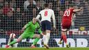 Roland Sallai yang menjadi algojo mampu menjalankan tugasnya dengan baik dengan mengecoh Jordan Pickford. Hongaria unggul 1-0 atas Inggris. (AP/Kirsty Wigglesworth)