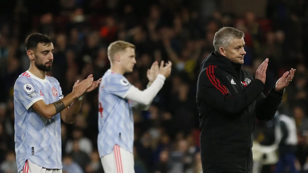 Foto: Usai Dibantai Watford, Ole Menghampiri Fans Manchester United Ditemani Sejumlah Pemain