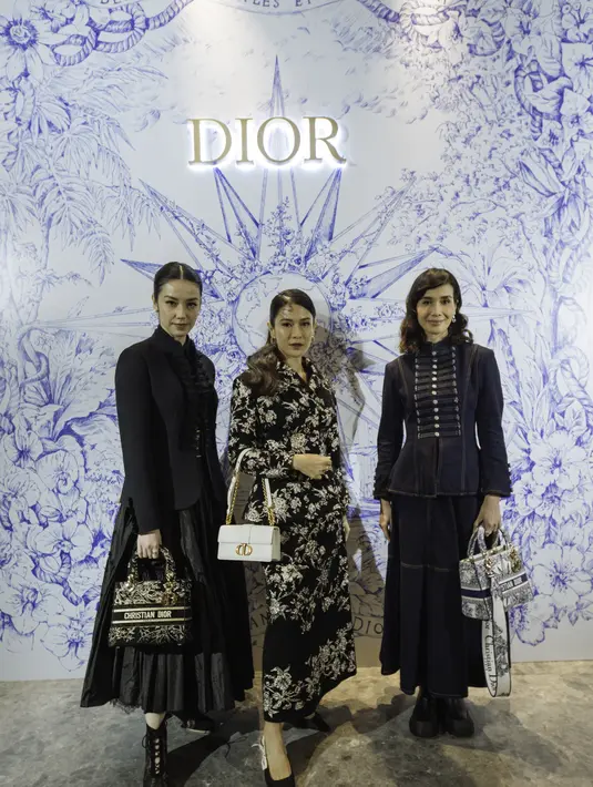 Acara presentasi datangnya koleksi Dior Cruise 2023 juga dihadiri para seleb papan atas Indonesia. Seperti: Dian Sastrowardoyo, Marsha Timothy, dan Velove Vexia. Ketiganya tampak mengenakan koleksi busana dari Dior Cruise 2023. /Foto: dok Dior Indonesia - M Rizki Aditya
