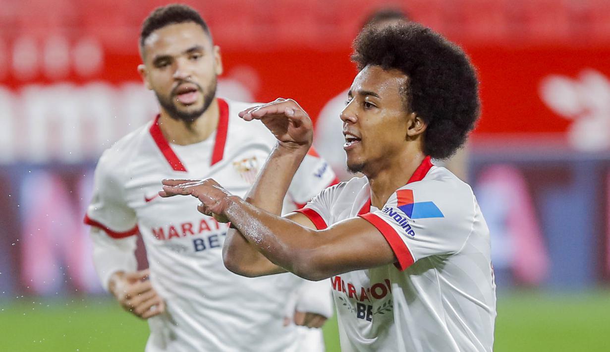 Pemain Sevilla, Jules Kounde, melakukan selebrasi usai mencetak gol ke gawang Barcelona pada laga leg pertama semifinal Copa del Rey di Estadio Ramon Sanchez Pizjuan, Kamis (11/2/2021). Barcelona tumbang dengan skor 2-0. (AP/Angel Fernandez)