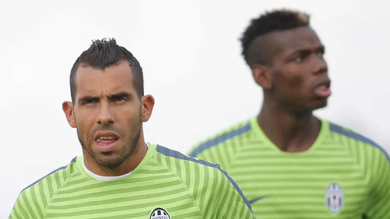  Pemain Juventus Carlos Tevez (kiri) dan Paul Pogba