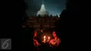 Wisatawan menyalakan lilin saat dilaksanakan program Earth Hour atau peringatan Hari Bumi oleh WWF (World Wildlife Fund for Nature), UNESCO dan Balai Konservasi Borobudur di Candi Borobudur, Magelang, Jawa Tengah, Sabtu (19/3) malam. (Foto: Boy Harjanto)