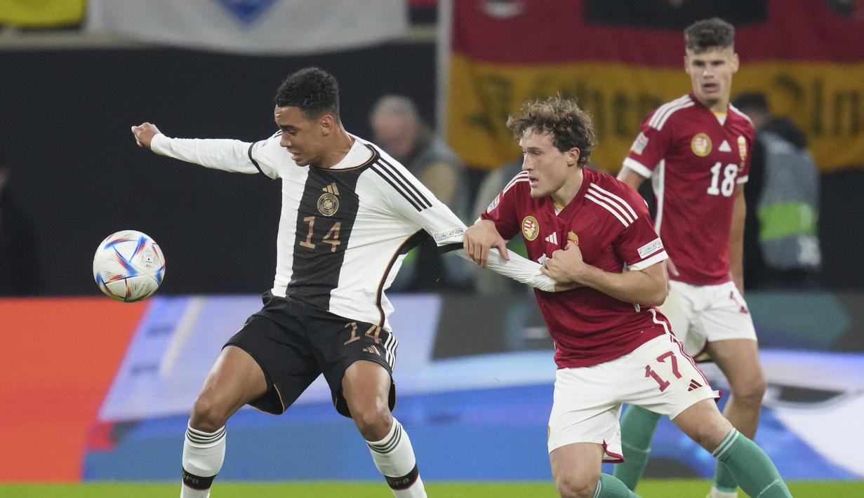Pemain Hungaria, Callum Styles berusaha merebut bola dari pemain Jerman, Jamal Musala selama pertandingan UEFA Nations League di Red Bull Arena di Leipzig, Jerman, Jumat, 23 September 2022. Hungaria bertahan di puncak dengan 10 poin, unggul dua poin dari Italia yang baru saja mengalahkan Inggris 1-0. (AP Photo/Michael Sohn)