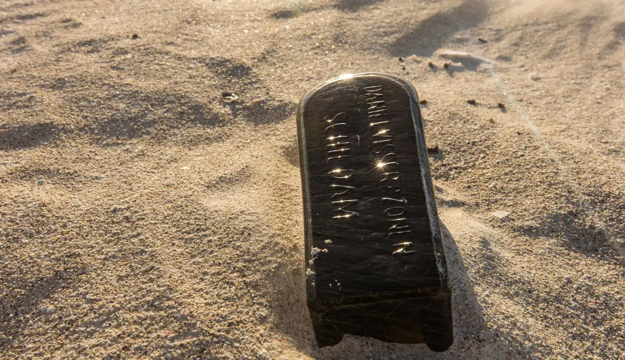 Botol berisi pesan berusia hampir 132 tahun ditemukan di dekat Pulau Wedge di utara Perth (7/3). Pesan tertua di dunia ini ditemukan setengah terkubur di bukit pasir di pantai barat Australia oleh sekelompok pejalan kaki. (AFP Photo/Kym Illman)