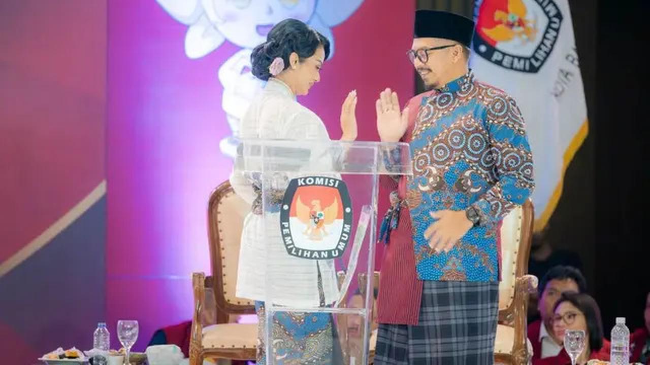 6 Potret Krisdayanti Pakai Mawar Ungu di Debat Pilkada 2024, Raul Lemos Berjaket Merah Curi Perhatian