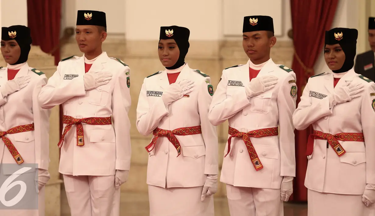 Anggota paskibraka 2016 mengikuti Upacara Pengukuhan Pasukan Pengibar Bendera Pusaka (Paskibraka) di Istana Negara, Jakarta, Senin (15/8). (Liputan6.com/Faizal Fanani)