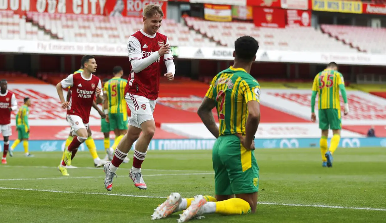Pemain Arsenal Emile Smith Rowe melakukan selebrasi usai mencetak gol ke gawang West Bromwich Albion pada pertandingan Liga Inggris di Emirates Stadium, London, Inggris, Minggu (9/5/2021). Arsenal mengalahkan West Bromwich Albion 3-1. (AP Photo/Frank Augstein, Pool)