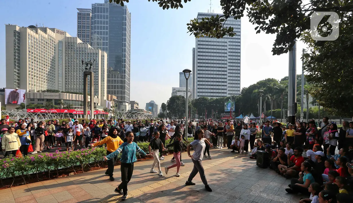 Warga tampak antusias menyaksikan anak anak berlatih manari di Bundaran HI. (Liputan6.com/Angga Yuniar)
