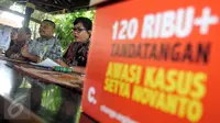 Romo Benny Susetyo (kedua kanan) yang tergabung dalam Koalisi Masyarakat Bersihkan DPR  memberi keterangan pers di Jakarta, Jumat (4/12). Koalisi itu mendukung diusutnya kasus "Papa Minta Saham" yang dilakukan Setya Novanto. (Liputan6.com/Johan Tallo)