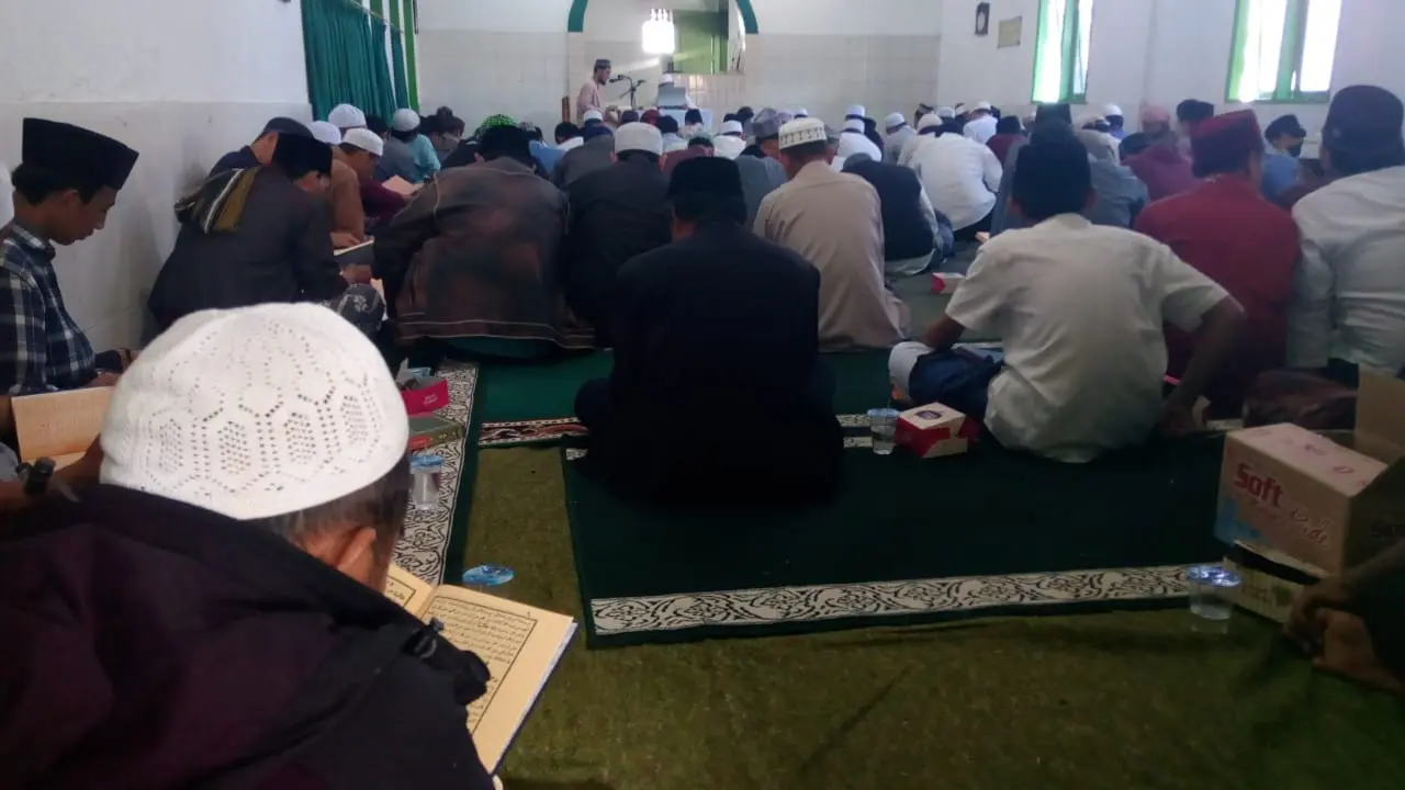 Sekitar 200 santri dari berbagai darah di Jawa Barat mengikuti pasaran kitab kuning Shoheh Muslim di Pesantren Suci, Garut beberapa waktu lalu