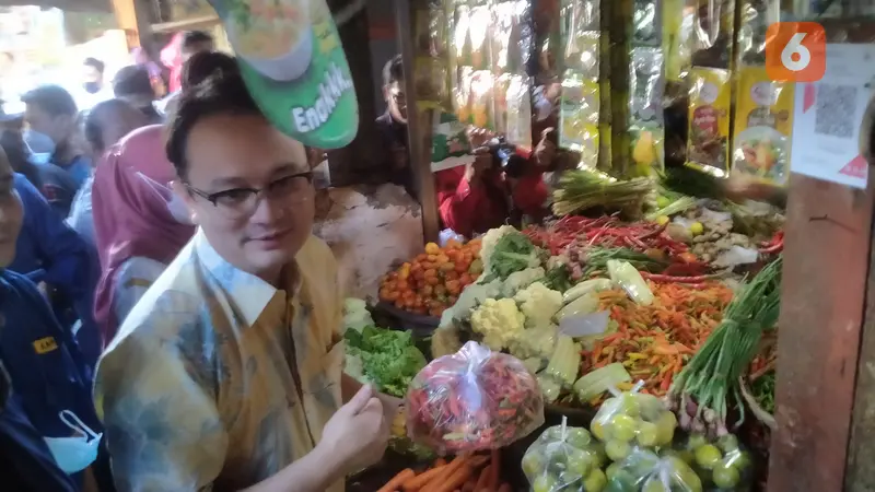 Wamendag Jerry Sambuaga lakukan sidak harga kebutuhan pokok di Pasar Rogojampi Banyuwangi (Hermawan Arifianto/Liputan6.com)