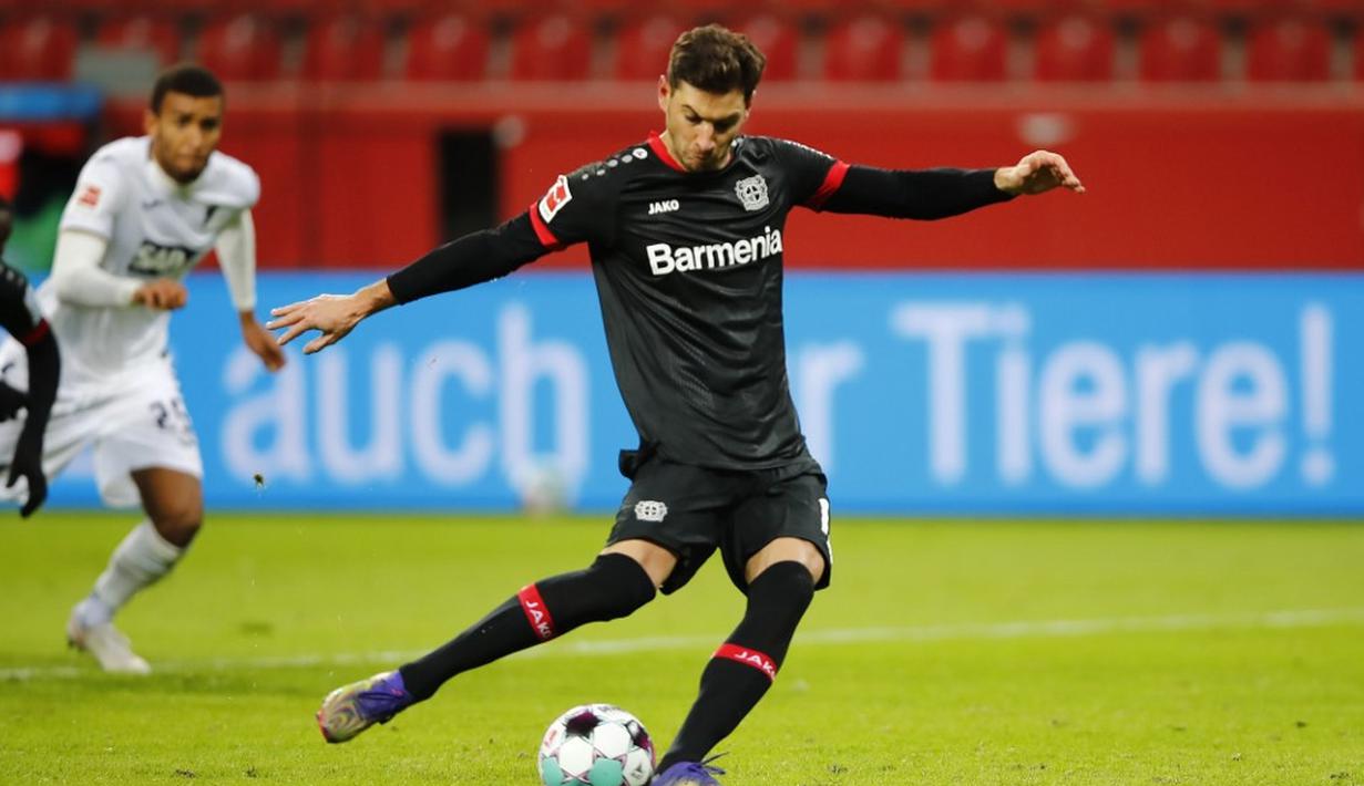 Pemain Bayer Leverkusen Lucas Alario mencetak gol ke gawang Hoffenheim pada pertandingan Bundesliga di Leverkusen, Jerman, 13 Desember 2020. Bayer Leverkusen menggeser Bayern Munchen dari puncak klesemen usai mengalahkan Hoffenheim dengan skor 4-1. (THILO SCHMUELGEN/POOL/AFP)