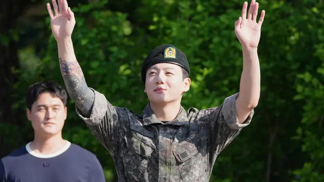 6 Potret Kemeriahan Lulusnya Jungkook - Jimin BTS dari Wamil, ARMY Beri Sambutan Hangat