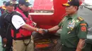 Panglima TNI Jenderal TN Moeldoko saat menyerahkan bagian belakang pesawat AirAsia yang berhasil diangkat kepada KNKT,  Kalteng, Sabtu (10/1/2015). (Liputan6.com/Rochmanuddin)