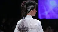 L'Oreal Professionnel menghadirkan 5 orang hairdresser ambassador dan berkolaborasi dengan SOE Jakarta dan Natalia Kiantoro di panggung JFW 2019.