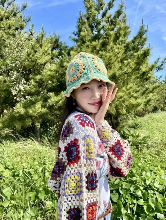 Untuk liburan musim panas di pantai, bucket hat rajut warna-warni seperti yang dikenakan Joy Red Velvet bisa jadi pilihan. Fun dan playful! [@_imyour_joy]