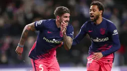 Pemain Atletico Madrid Rodrigo De Paul (kiri) melakukan selebrasi usai mencetak gol ke gawang FC Porto pada pertandingan sepak bola Grup B Liga Champions di Stadion Dragao, Porto, Portugal, 7 Desember 2021. Atletico Madrid menang 3-1. (AP Photo/Luis Vieira)