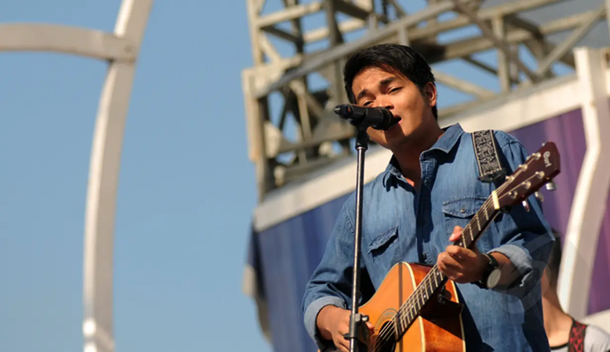 Pemenang kedua Music Video Contest, Dibya Dika saat tampil di atas panggung inBox SCTV di Cibinong Square, Bogor, Kamis (29/1/2015). Di atas panggung inBox SCTV, Dibya membawa lagu karya Iwan Fals 'Yang Terlupakan'. (Liputan6.com/Helmi Fithriansyah)
