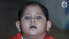 Fauziah Afiqa saat ditemui di kediamannya di Kampung Bulak Sentul, Harapan Jaya, Bekasi, Jawa Barat, Kamis (10/10/2019). Anak perempuan berusia 2 tahun tersebut viral di media sosial lantaran memiliki bola mata berwarna biru layaknya bule. (merdeka.com/Iqbal Nugroho)