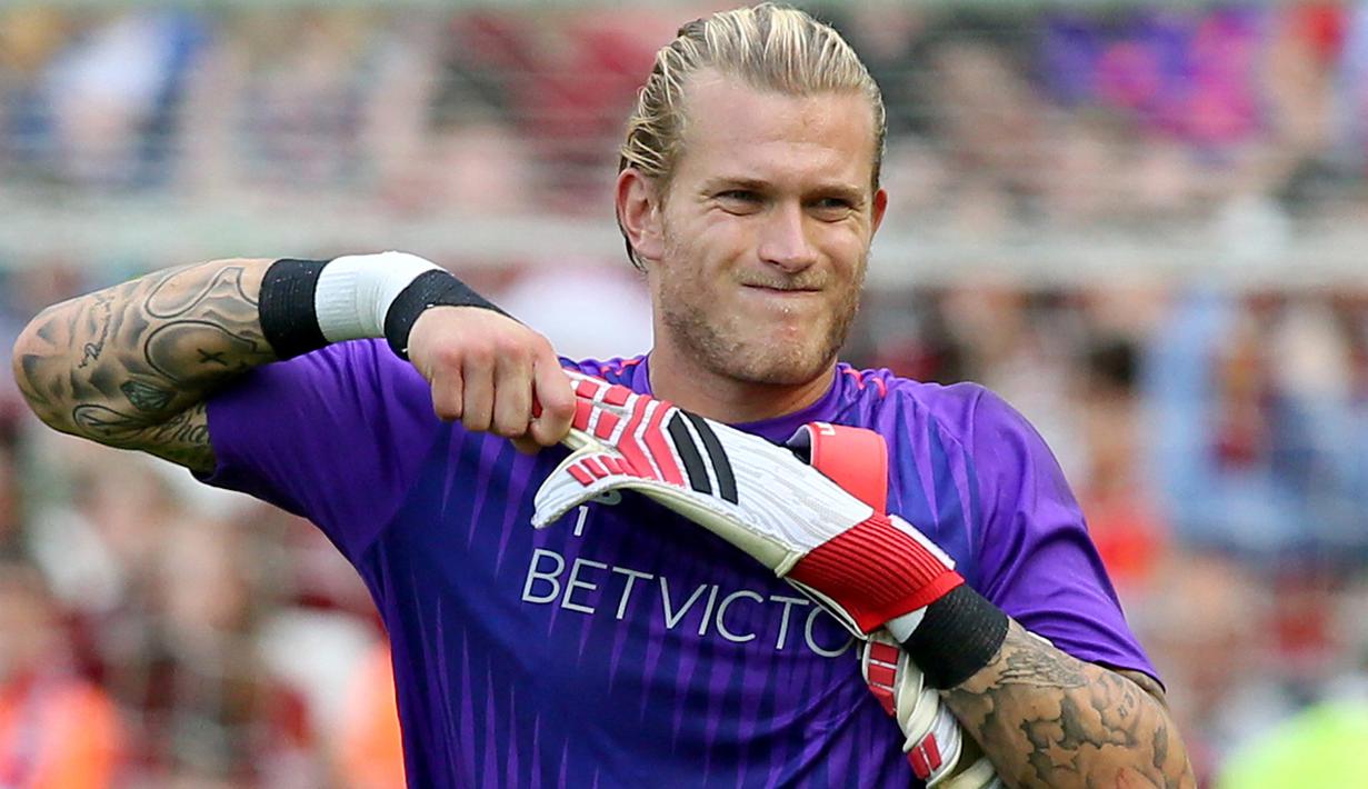 Kiper Liverpool, Loris Karius saat menghadapi Napoli pada laga pramusim 2018/2019 di Aviva Stadimum, Dublin (4/8/2018). Loris Karius didatangkan Liverpool dari FSV Mainz pada awal musim 2016/2017 dengan nilai transfer 6,2 juta euro. Sempat dipinjamkan ke Besiktas dan Union Berlin sejak 2018/2019, ia akhirnya berstatus tanpa klub pada 2022/2023 dan akhirnya menjadi milik Newcastle United sejak tengah musim 2022/2023. (AFP/Paul Faith)