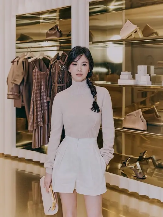 Song Hye Kyo adalah artis Korea pertama yang ditunjuk sebagai brand ambassador Fendi. Ditunjukkan Song Hye Kyo sebagai brad ambassador karena ia disebut sebagai ikon kecantikan generasi saat ini. (Foto: Instagram/kyo1122)