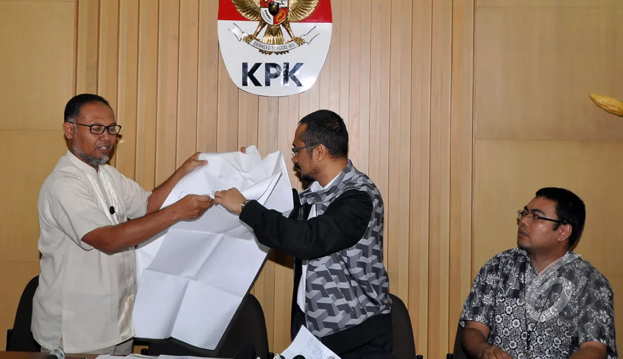 KPK memperlihatkan peta skema penyelidikan ketika memberikan keterangan terkait penetapan calon Kapolri Komjen Pol Budi Gunawan sebagai tersangka di Gedung KPK Jakarta, Selasa (13/1/2015). (Liputan6.com/Miftahul Hayat)