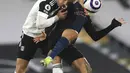 Pemain Fulham Joachim Andersenm (kiri) memperebutkan bola dengan pemain Manchester City Gabriel Jesus pada pertandingan Liga Inggris di Stadion Craven Cottage, London, Inggris, Sabtu (13/3/2021). Manchester City menang 3-0. (Adam Davy/Pool via AP)