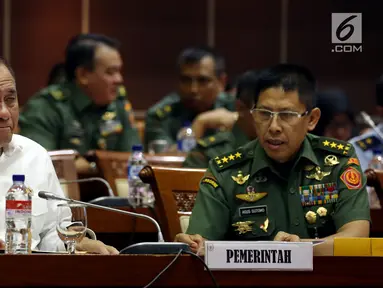 Menteri Pertahanan Ryamizard Ryacudu dan jajarannya mengikuti rapat kerja dengan Komisi I DPR di Senayan, Jakarta, Selasa (3/10). Raker membahas ratifikasi perjanjian pertahanan antara Indonesia dengan Papua Nugini. (Liputan6.com/Johan Tallo)