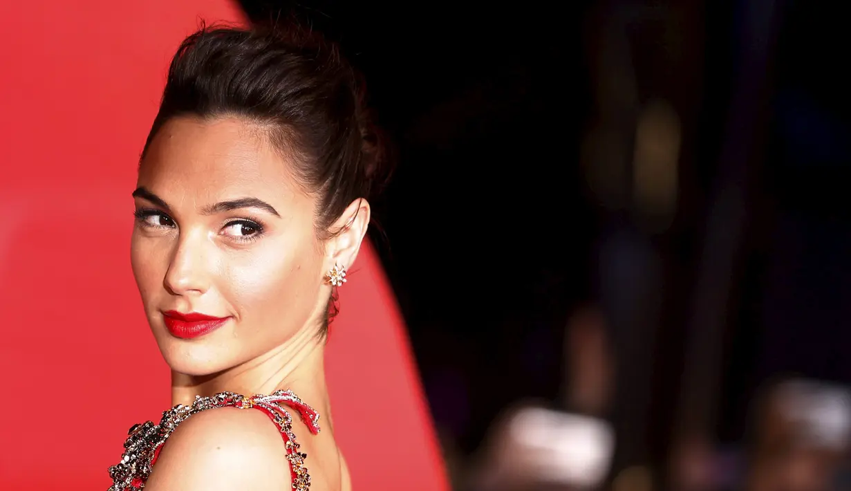 Artis Gal Gadot berpose saat menghadiri acara pemutaran perdana "Batman V Superman: Dawn of Justice" di Leicester Square, London, Inggris, Selasa (22/3). Artis asal Israel ini lahir pada 30 April 1985. (REUTERS/Luke MacGregor)