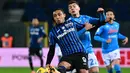 Striker Atalanta, Luis Muriel (depan) menguasai bola dibayangi bek Napoli, Giovanni di lorenzo dalam laga leg kedua semifinal Coppa Italia 2020/21 di The Azzurri d'Italia Stadium, Rabu (10/2/2021). Atalanta menang 3-1 atas Napoli. (AFP/Miguel Medina)