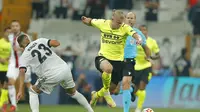 Erling Haaland (kanan) menggiring bola saat Borussia Dortmund bertamu ke markas Besiktas dalam lanjutan Liga Champions 2021/2022, Rabu (15/9/2021) malam waktu setempat. (AP)
