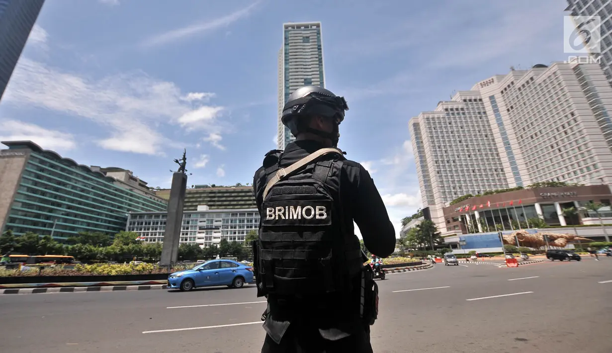 Pasukan Brimob Polda Metro Jaya saat berjaga di kawasan Bundaran HI, Jakarta, Minggu (30/12).  Apel tersebut dalam rangka meningkatkan pengamanan jelang malam Tahun Baru. (Merdeka.com/Iqbal S. Nugroho)