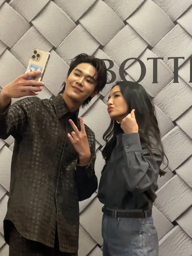 Dijuluki “Mas Pramuka”, Gaya Maskulin Dew Jirawat Dibalut Setelan Leather Coklat Rp330 Juta di Re-Opening Boutique Bottega Veneta Senayan Ci