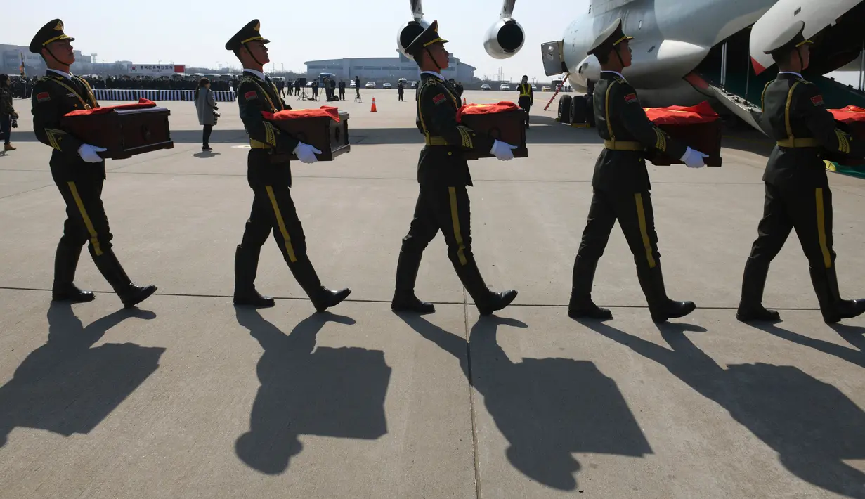 Tentara membawa peti mati berisi sisa-sisa tentara China yang menjadi korban dalam Perang Korea di Bandara Internasional Incheon, Seoul, Korea Selatan, Rabu (3/4). Sebanyak 10 tentara China yang tewas dalam Perang Korea 1950-53 dipulangkan dari Korea Selatan. (Jung Yeon-je/Pool Photo via AP)