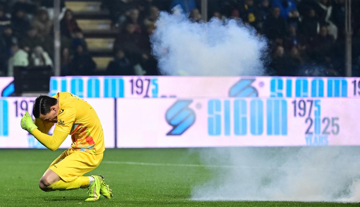 Kiper Timnas Indonesia itu terkena petasan yang dilemparkan dari tribun suporter I Nerazzurri. (AFP/Piero Cruciatti)