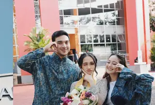Salshabilla Adriani hadiri wisuda sang adik, Nabila Nurhavia, bersama sang suami Ibrahim Risyad [@ibrhmrsyd]