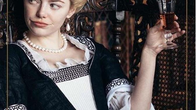 Syuting Pakai Korset, Organ Tubuh Emma Stone ada yang Bergeser. (dok.Instagram @thefavouritemovie.com/https://www.instagram.com/p/BuB9vnVAQQk/Henry)