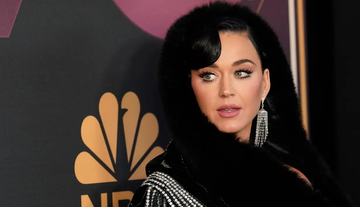 <p>Katy Perry melihat ke bawah karpet merah sebelum rekaman acara khusus televisi NBC "Carol Burnett: 90 Years of Laughter and Love" di Avalon Hollywood, Los Angeles, Amerika Serikat, 2 Maret 2023. Katy membiarkan rambut hitamnya disisir ke bawah dengan ikal-ikal yang apik. (AP Photo/Chris Pizzello)</p>